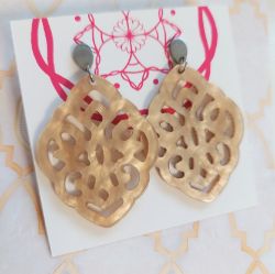 Bild von Ornament-Ohrringe aus Resin - light semolina beige