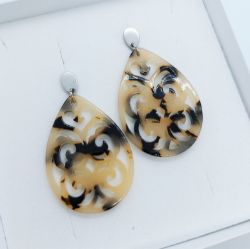 Picture of Ornament-Ohrstecker - Tropfenform aus Resin - creme black