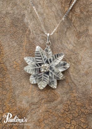 Zeige Details für Kettenanhänger „Poinsettia“ aus Sterlingsilber Bild von Kettenanhänger „Poinsettia“ aus Sterlingsilber