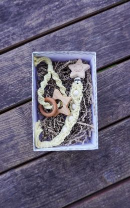 Picture of Geschenkbox Stern Hellgelb | Schnullerkette & Greifling - ENE24