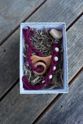 Picture of Geschenkbox Vogel Bordeaux | Schnullerkette & Greifling - ENE24