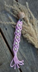 Makramee Schnullerkette in Rosa mit einem rundem Holzclip