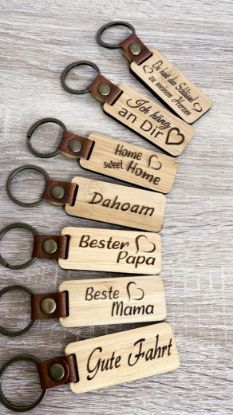 Bild von Schlüsselanhänger aus Holz mit gravierten Sprüchen, Geschenkidee für verschiedene Anlässe