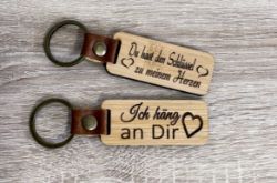 Picture of Schlüsselanhänger aus Holz mit gravierten Sprüchen, Geschenkidee für verschiedene Anlässe
