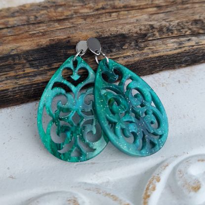 Bild von Ornament-Ohrstecker - Tropfenform - aus Resin - ocean green