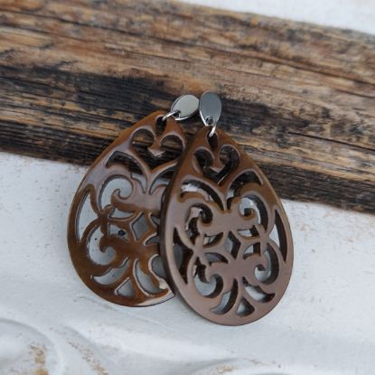 Bild von Ornament-Ohrstecker - Tropfenform - aus Resin - toffie brown