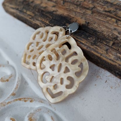 Zeige Details für Ornament-Ohrringe aus Resin - light semolina beige Bild von Ornament-Ohrringe aus Resin - light semolina beige