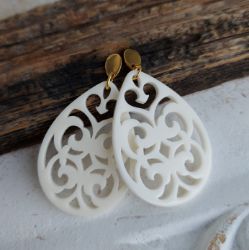 Bild von Ornament-Ohrstecker - Tropfenform aus Resin - off white