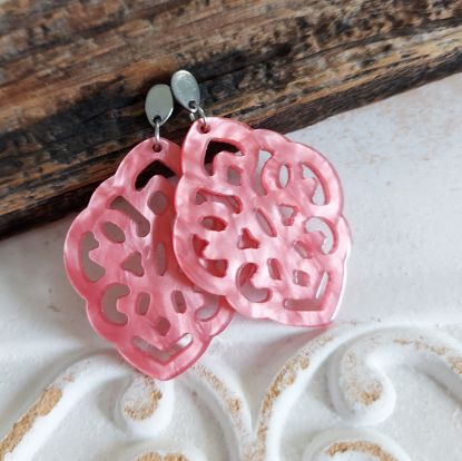 Picture of Ornament-Ohrstecker - Rhombusform aus Resin - fruit dove pink