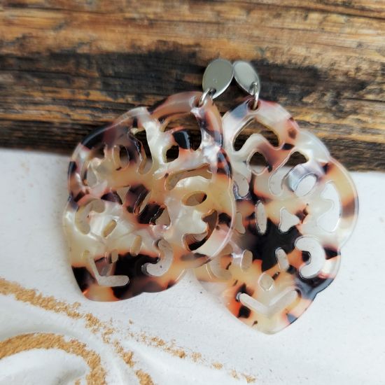 Bild von Ornament-Ohrstecker - Rhombusform aus Resin - beige brown