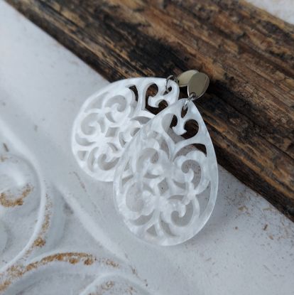 Picture of Ornament-Ohrstecker - Tropfenform aus Resin - bright white