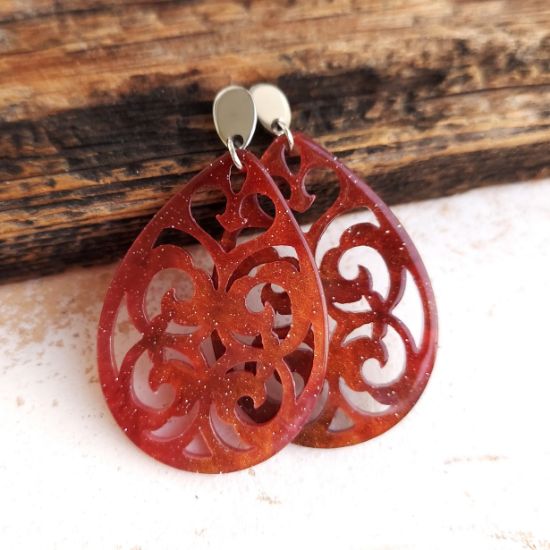 Bild von Ornament-Ohrstecker - Tropfenform aus Resin - mixed red pink