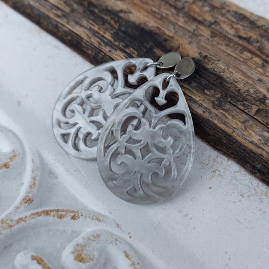 Picture of Ornament-Ohrstecker - Tropfenform - sand grey