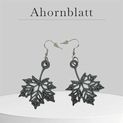 Ohrring in Form eines grauen Ahornblatts, stilvolles und elegantes Design Ohrring in Form eines grauen Ahornblatts, stilvolles und elegantes Design