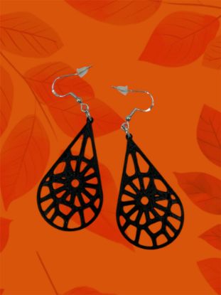 Netz-Drop Ohrringe mit filigranem Design und elegantem Schimmer Netz-Drop Ohrringe mit filigranem Design und elegantem Schimmer