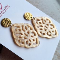 Bild von Ornament-Ohrringe aus Resin - light semolina beige - Stecker rund goldfarbig