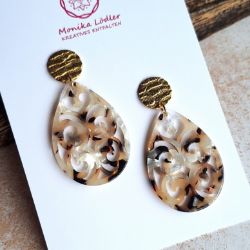 Bild von Ornament-Ohrstecker - Tropfenform aus Resin - beige brown - Stecker rund goldfarbig
