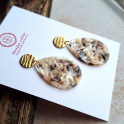 Bild von Ornament-Ohrstecker - Tropfenform aus Resin - beige brown - Stecker rund goldfarbig