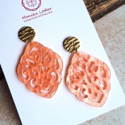Picture of Ornament-Ohrstecker - Rhombusform - coral pink - Stecker rund goldfarbig